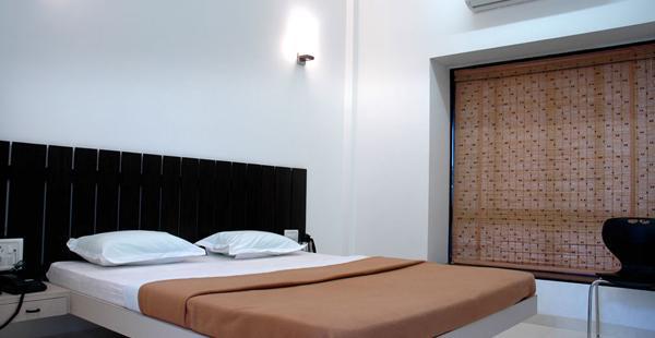 Hotel Manmandir Executive Aurangabad  Bagian luar foto